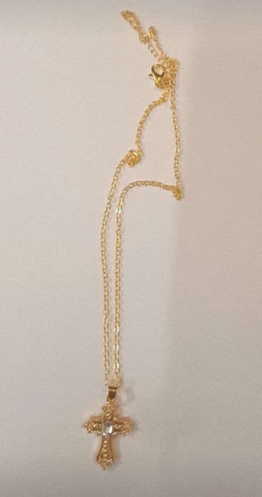 Elegante colar com Cruz