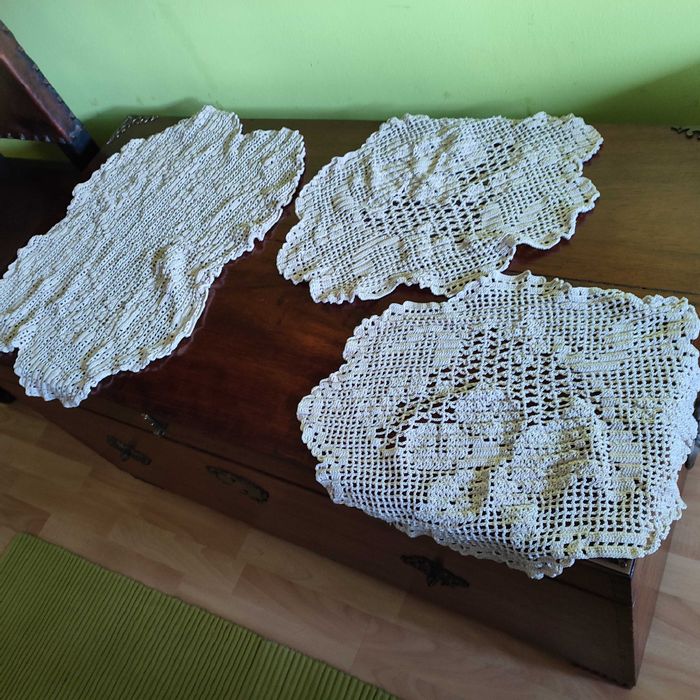 Conjunto em crochet para cómoda e mesas-de-cabeceira