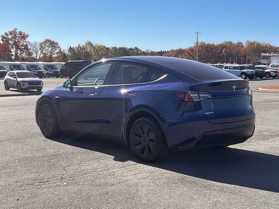 Tesla Model Y      2024