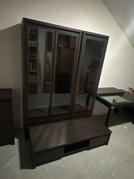 Zestaw ciemnobrązowych mebli do salonu