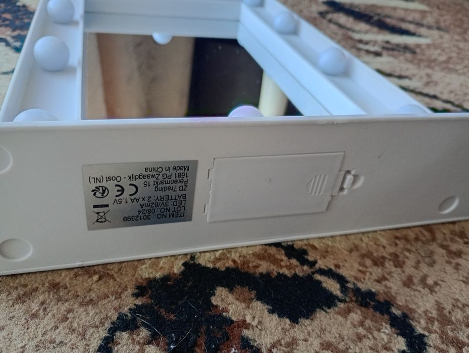 Lusterko stojące podświetlane do makijażu