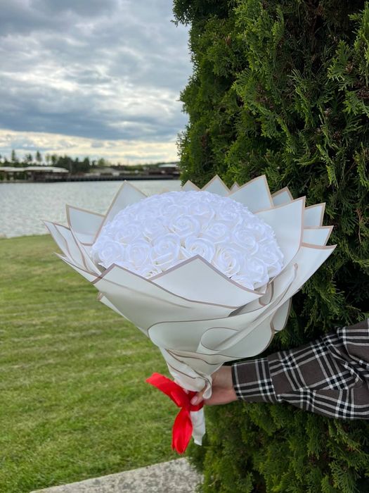 Букети з нев'янучих  51 троянд  - Ідеальний подарунок коханій дівчині