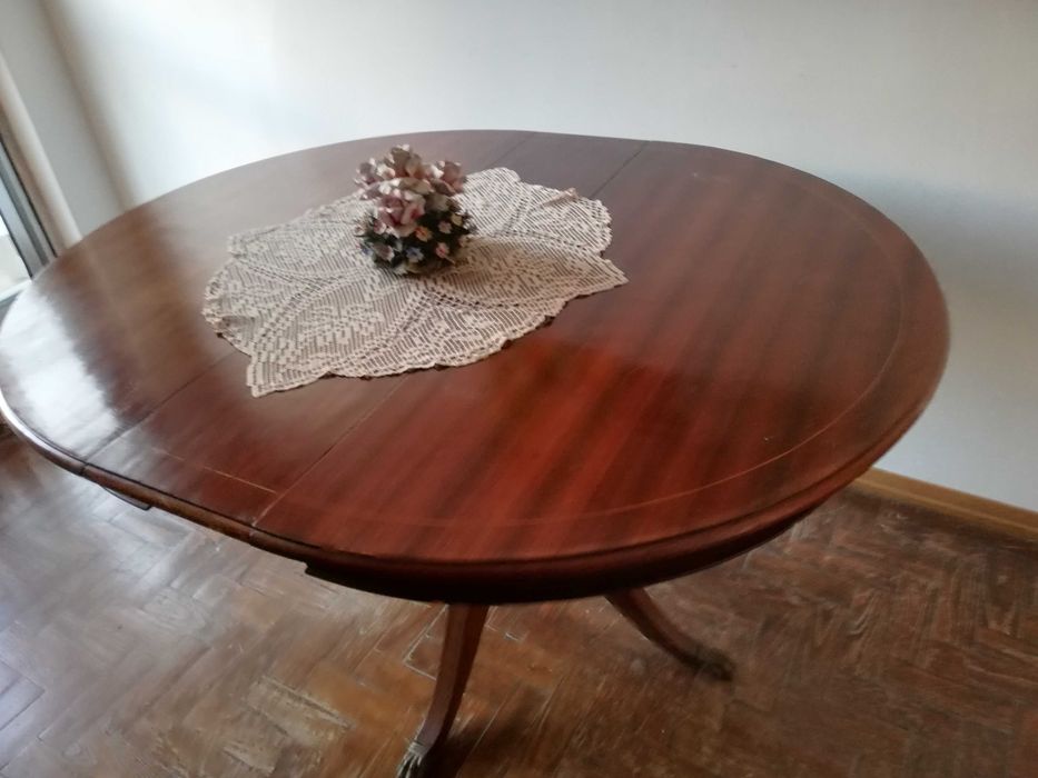 Mesa de madeira escura antiga. Dimensão adaptável