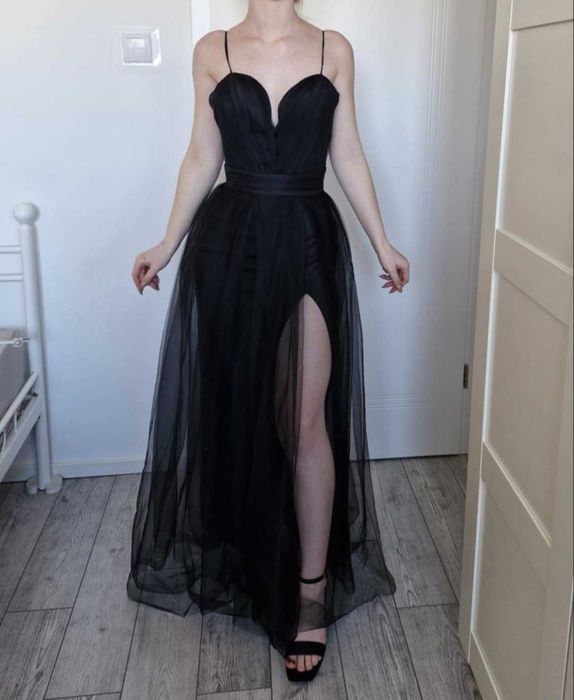 Niepowtarzalna czarna sukienka marki Inspiracja