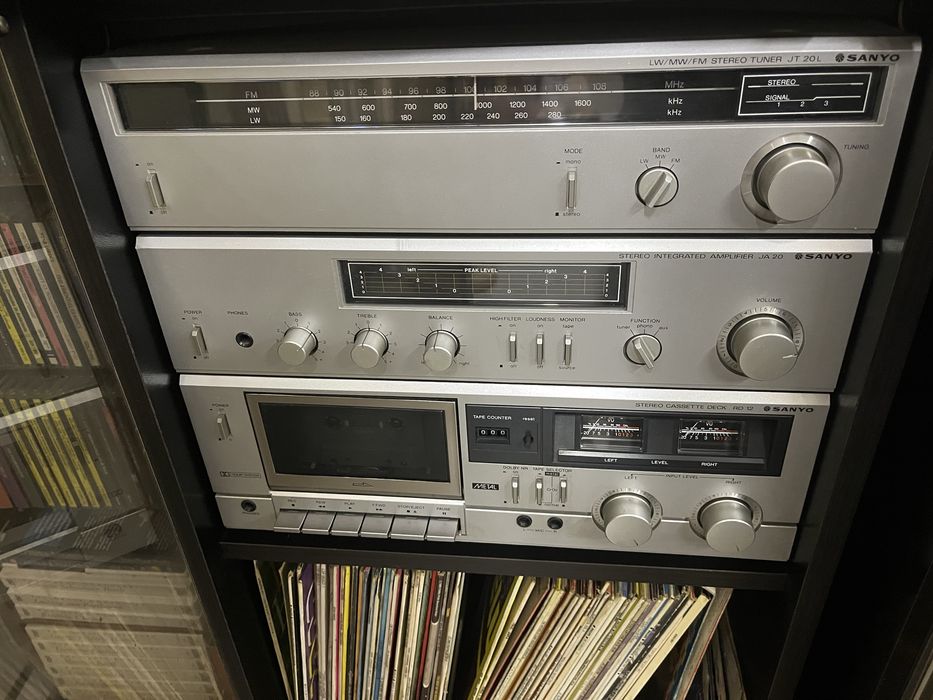 Zestaw Vintage audio marki SANYO z szafką i 70 winylami