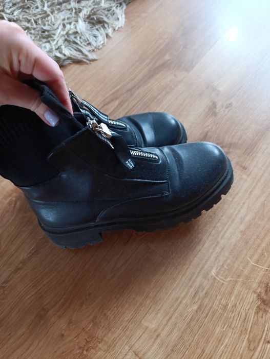 Botki czarne z zameczkiem 39