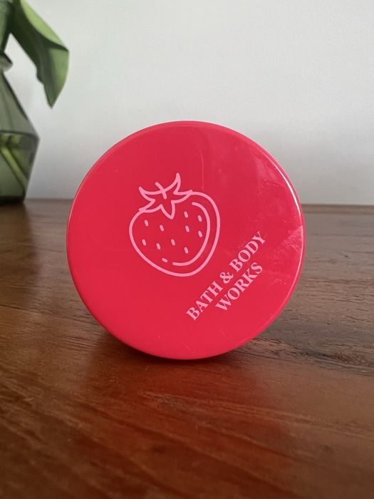 Peeling do ust Bath & Body Works Strawberry Pound Cake słodki 15 g