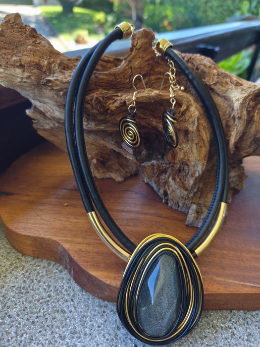 Conjunto de joias colar e brincos