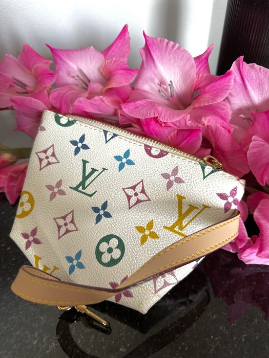 Kosmetyczka w kolorwe literki LV używana