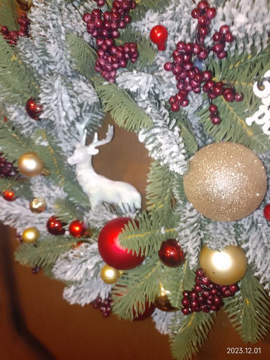 Новогодний венок из сосновых шишек