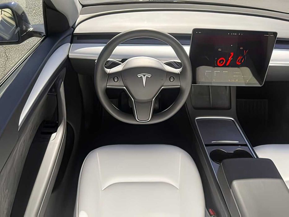 Tesla Model Y      2024