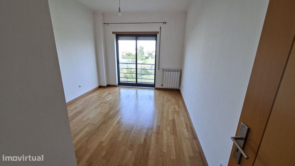 Apartamento T2 com 126m2, arrecadação e lugar  estacionamento Montijo.