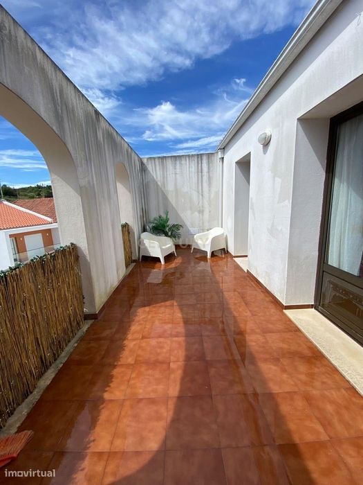 T1 . 80M2 Com Terraço De 19M2 E 1 Lugar De Estacionamento - Merceana .
