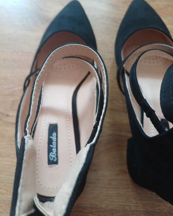 Czarne buty na obcasie