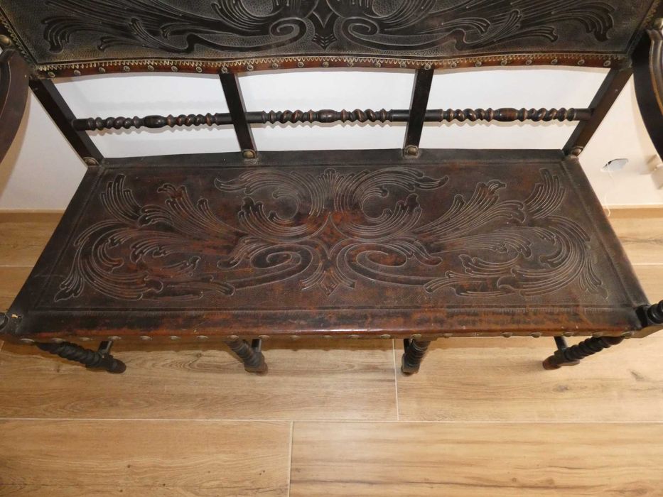 Banco Antigo Estilo Manuelino