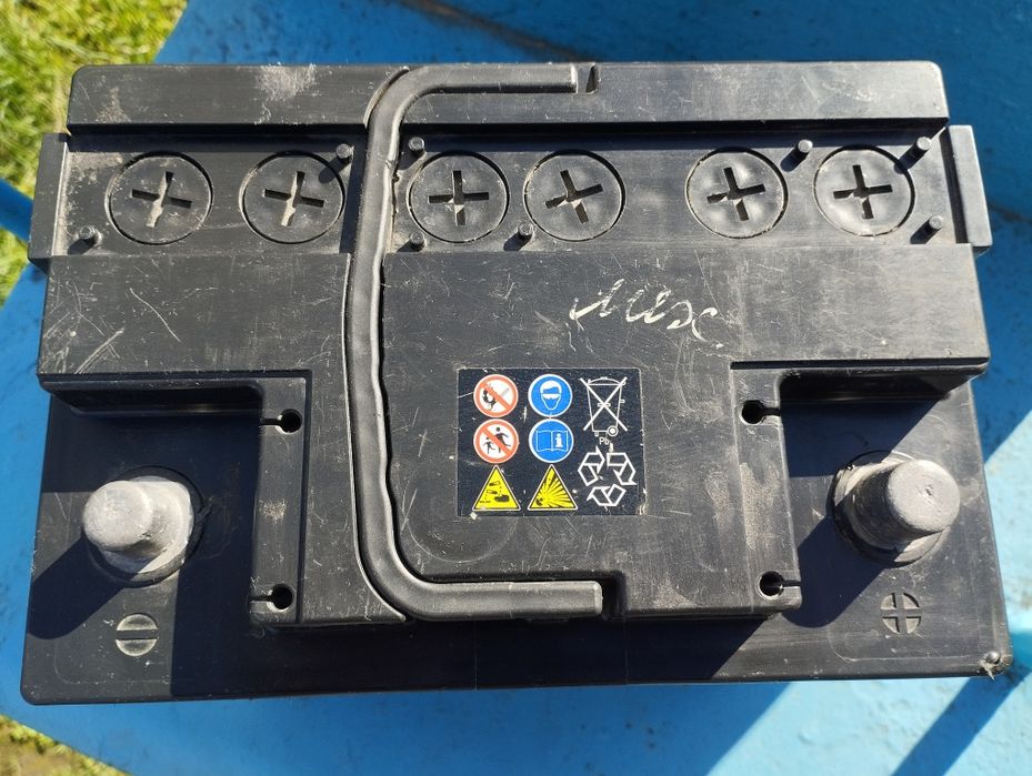 Аккумулятор 12В 60 А/ч для автомобиля.