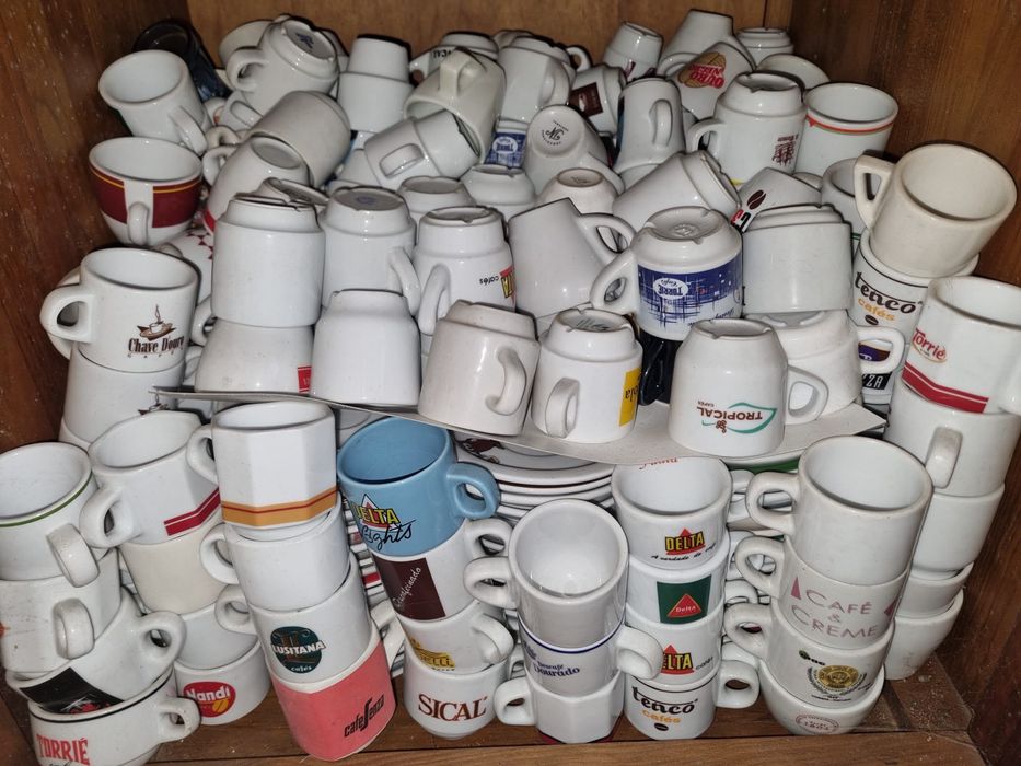 Conjunto de chavenas e pires (diversos)