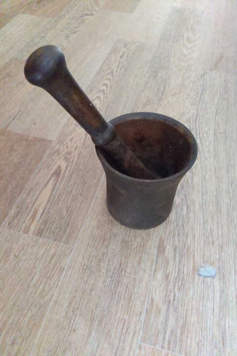 Старинная металлическую ступка с пестиком