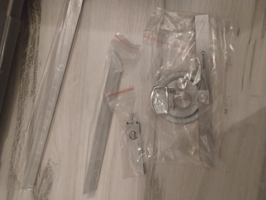 Kątomierz precyzyjny z lupą