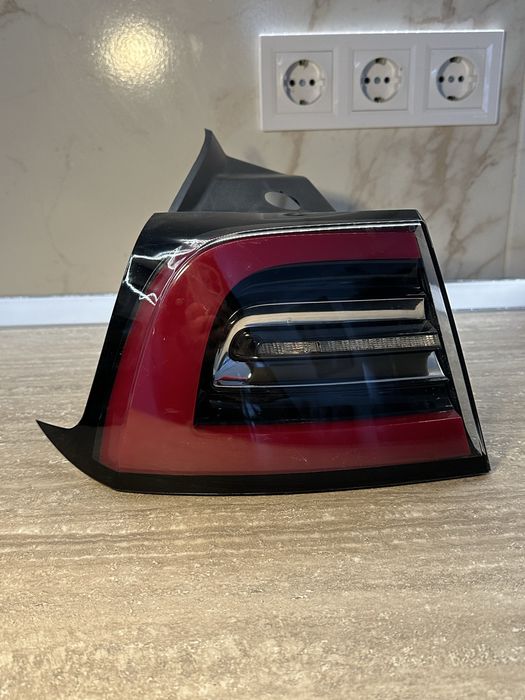 Задній ліхтар фара tesla 3