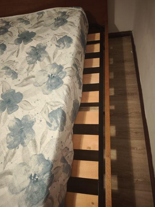 Cama de boa qualidade com algumas marcas