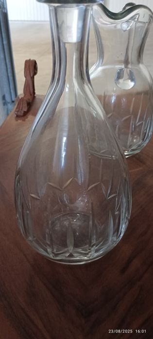 Garrafa e jarro de vidro