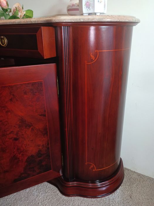 Móvel sapateira em raiz de cerejeira com pedra em granito.
Completamen