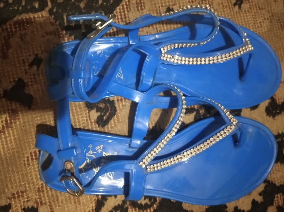 Продам сандалии лето