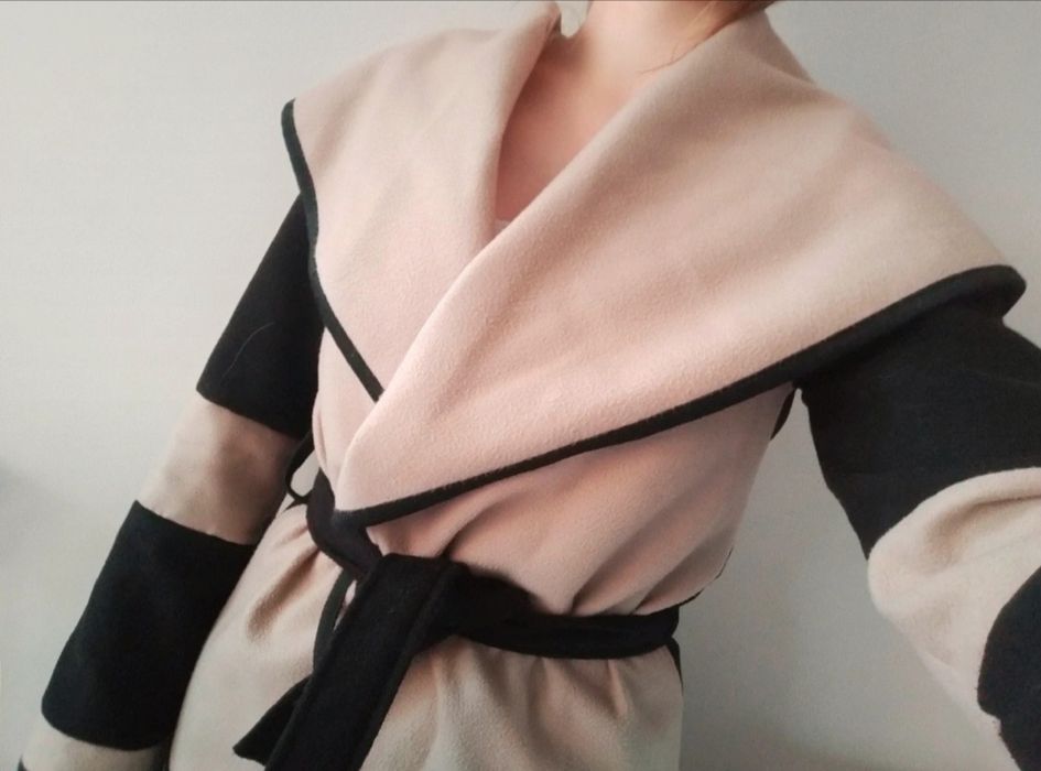 Krótki, wiązany płaszcz