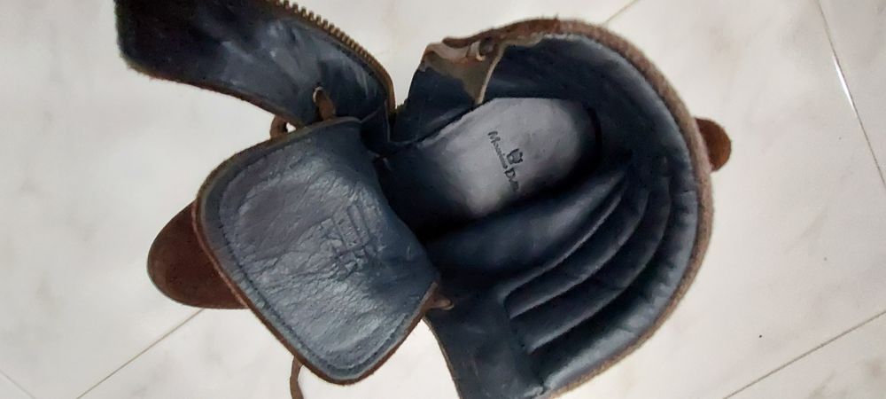 Botas em pele castanhas