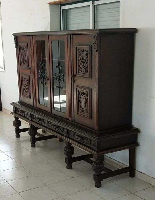 Antigo Móvel Aparador / Cristaleira. Frentes em Madeira Talhada