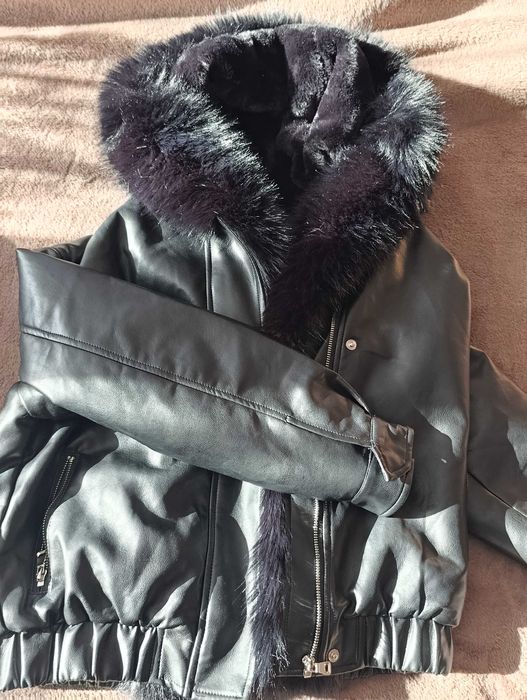 Kurtka futerko damska, czarna z kapturem, eko skóra r. S