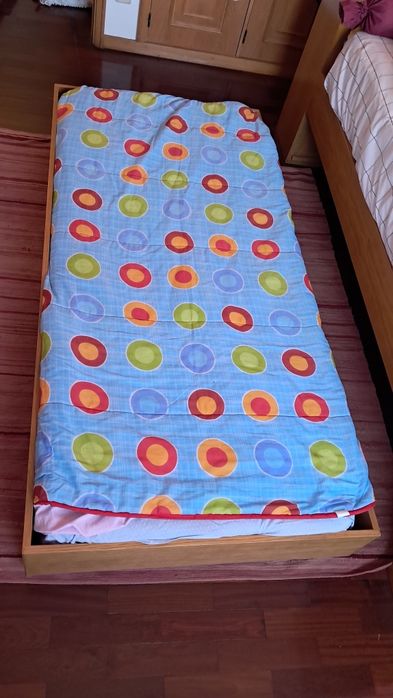 Cama de madeira maciça com cama-gaveta