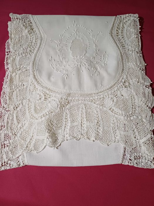 Naperon para Mesa em Linho Bordado 146x34cm