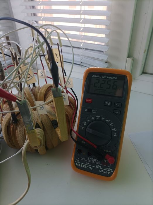 Трансформатор для зарядного или точечной сварки.