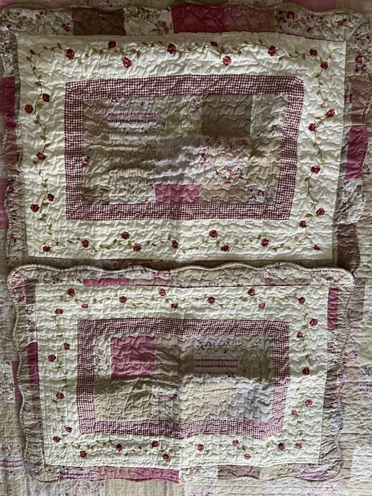 Colcha rosa e creme com fronhas