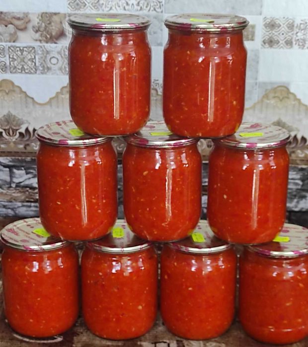 Різноманітна домашня консервація (огірки, кабачки, салати, варення)