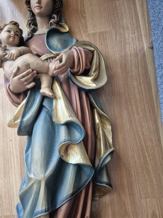 Madonna z dzieciątkiem z drewna