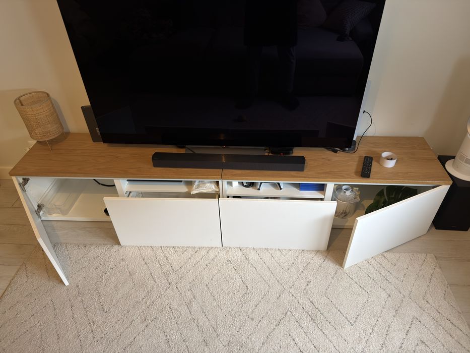 Móvel TV IKEA BESTÅ – branco com tampo em madeira