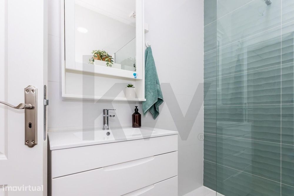 Apartamento T2 remodelado e mobilado no Bairro Alto — conforto e local
