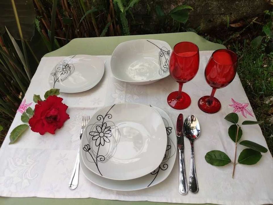 OPORTUNIDADE-Serviço de jantar 19 pçs + 6 copos com pé vermelhos