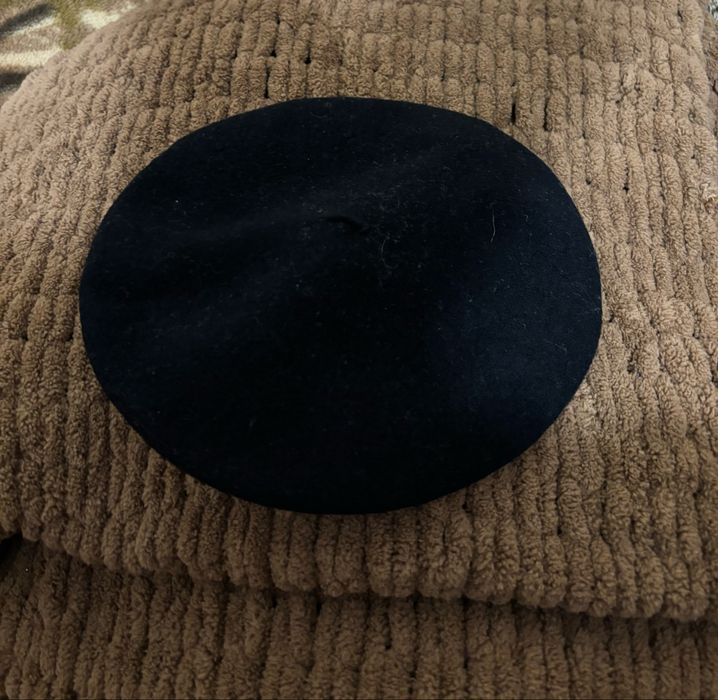 Берет чорний жіночий