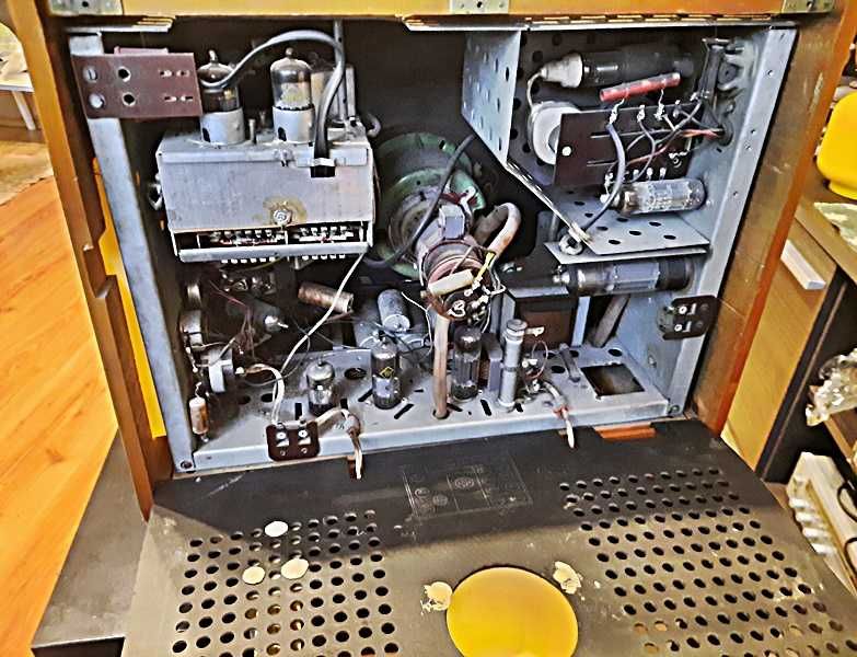 Telewizor kineskopowy-  Aladyn 2 model C7932 lata 60 te