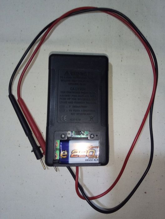 Мультиметр для виміра напруги, опору, струму, перевірки транзисторів