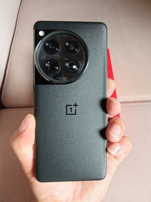 Oneplus 12 5G.   12GB/256GB