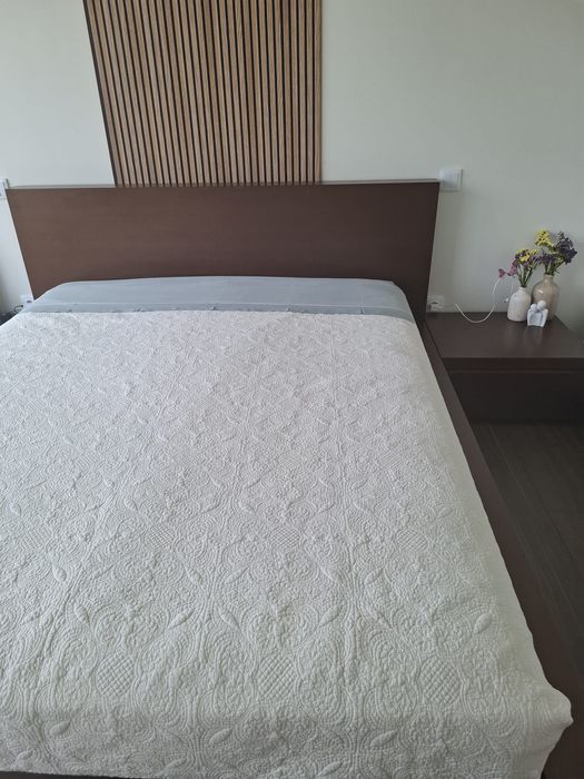 Cama casal 1,6 x 1,9 em madeira de qualidade e mesinhas de cabeceira