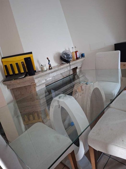 Conjunto Mesa de Jantar Moderna em Vidro (Conforama) + 4 Cadeiras IKEA