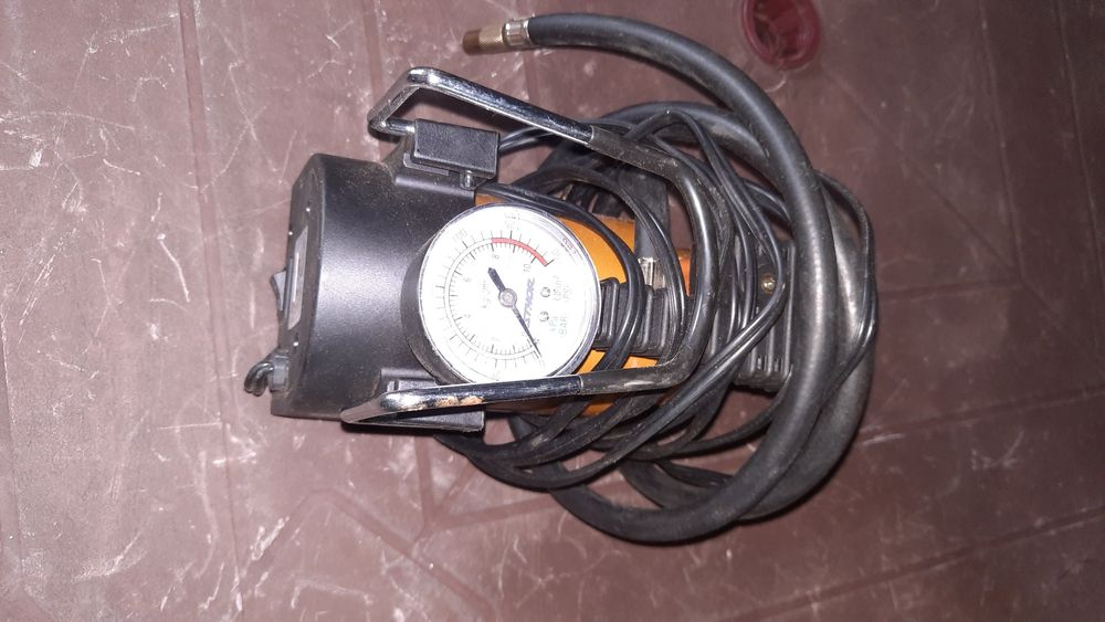 Pompka kompresor samochodowy elektryczny 12V z manometrem