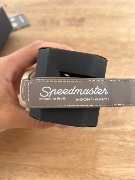 SO33T103 Omega x Swatch Oaza Tech w Pustyni