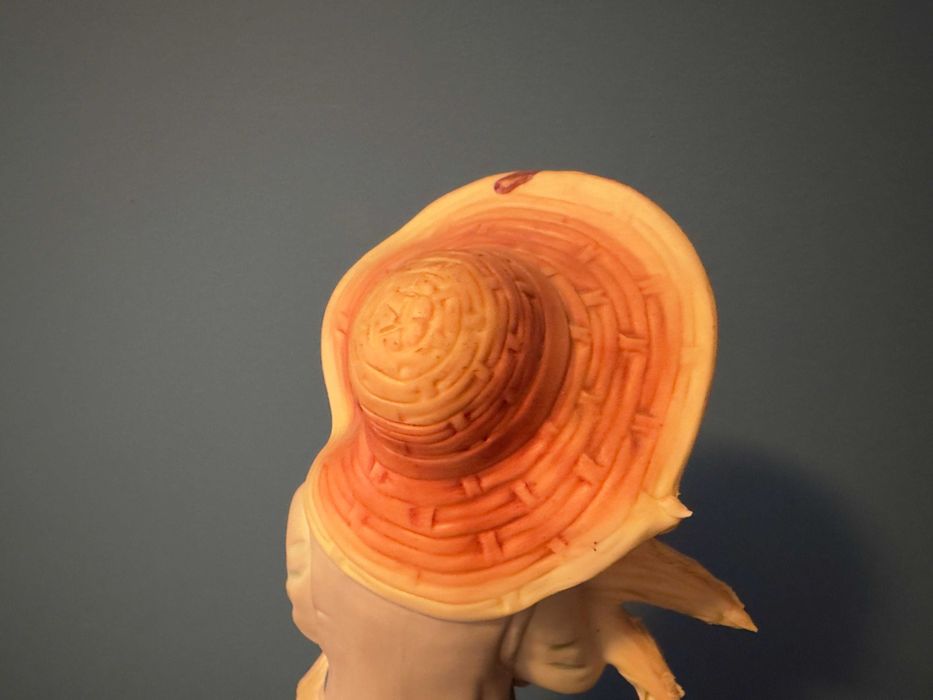 Estatua Pessoa no campo